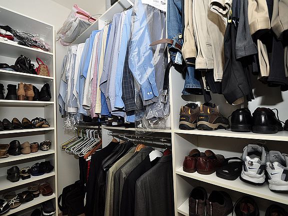 cust/organized walkin closet