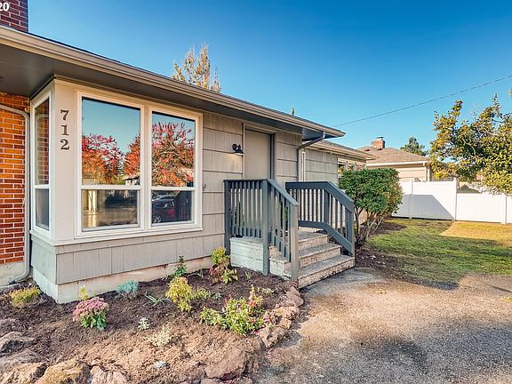 3rd image of 712 SE 102nd Ave