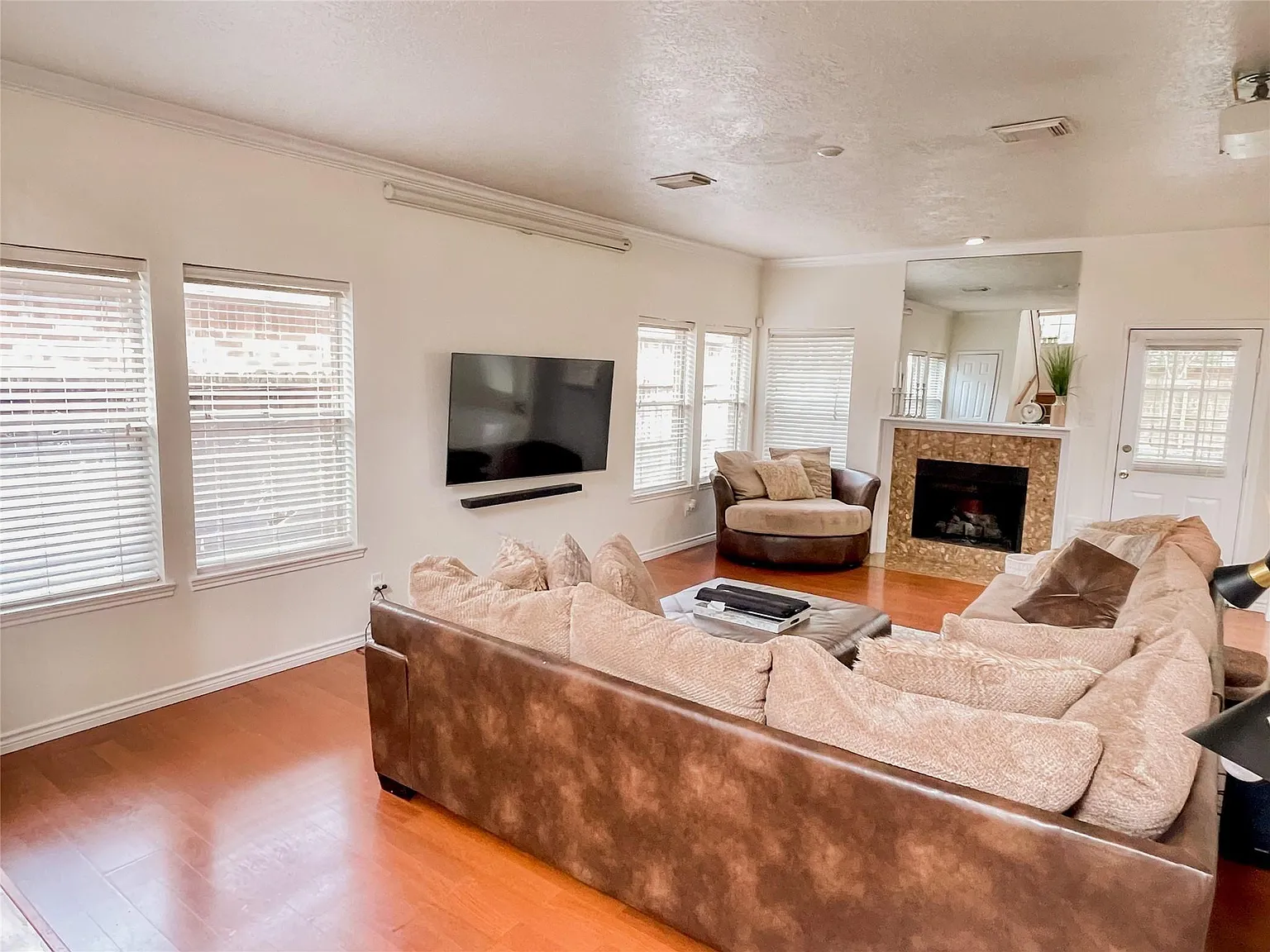3 bed, 2.5 bath, 2012 sqft, $2,500 — Photo 4