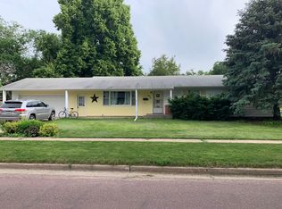 935 Sunset Dr, Vermillion, SD 57069