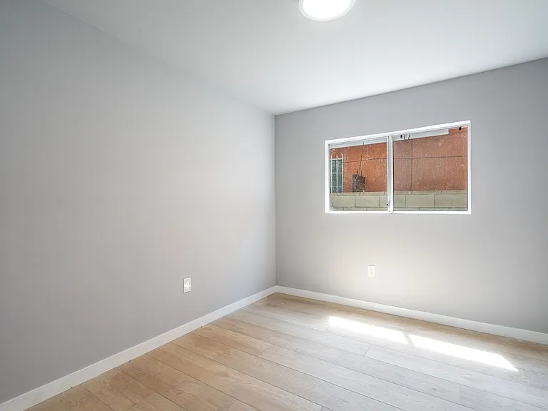 1049 W 62nd St — Photo 15