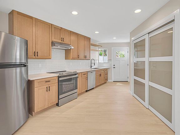 2nd image of 977 Rosecrans St #979