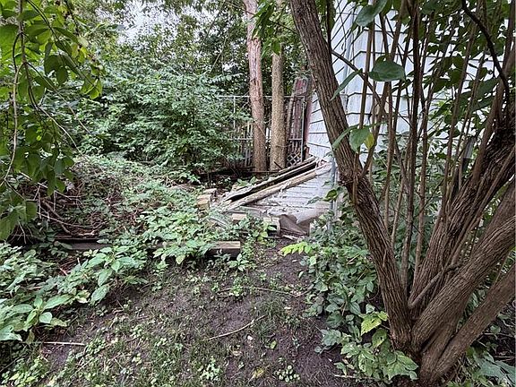 5th image of 525 W 1st St
