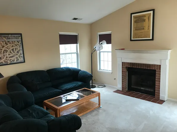 323 Green Knoll Ln, Streamwood, IL 60107