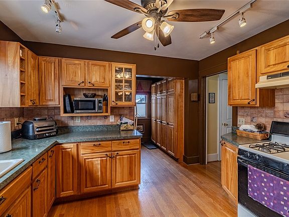 5th image of 1353 Northcliffe Rd