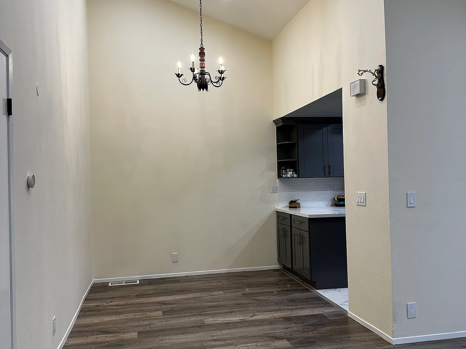 2 bed, 1060 sqft, $4,345 — Photo 4