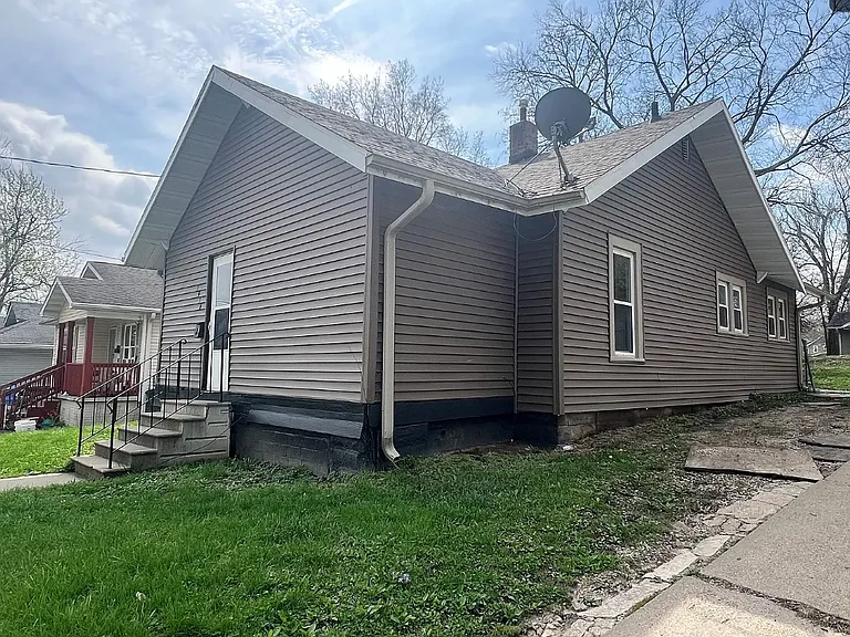 1916 Jefferson Ave — Photo 2
