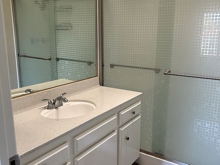 Burbank Apartments — Photo 10