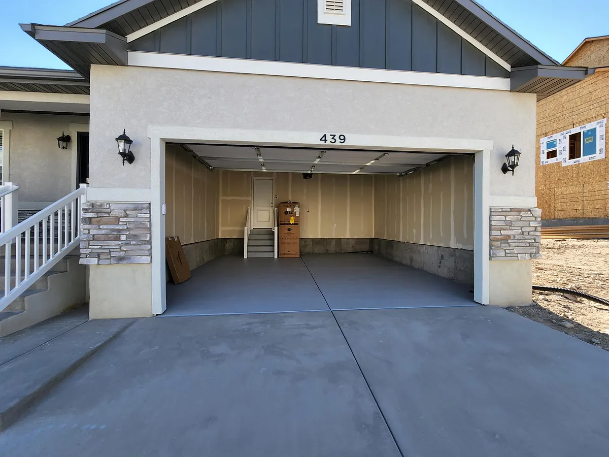 Building Photo - 439 E Hill View Dr
