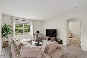 4 bed, 2.0 bath, 1830 sqft, $2,200 — Photo 2