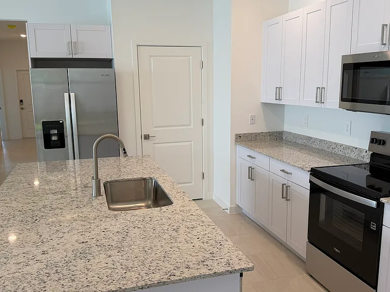 1872 NW 6th Ct — Photo 5