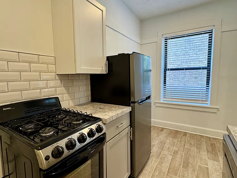 1009 W Oakdale Ave #3 — Photo 3