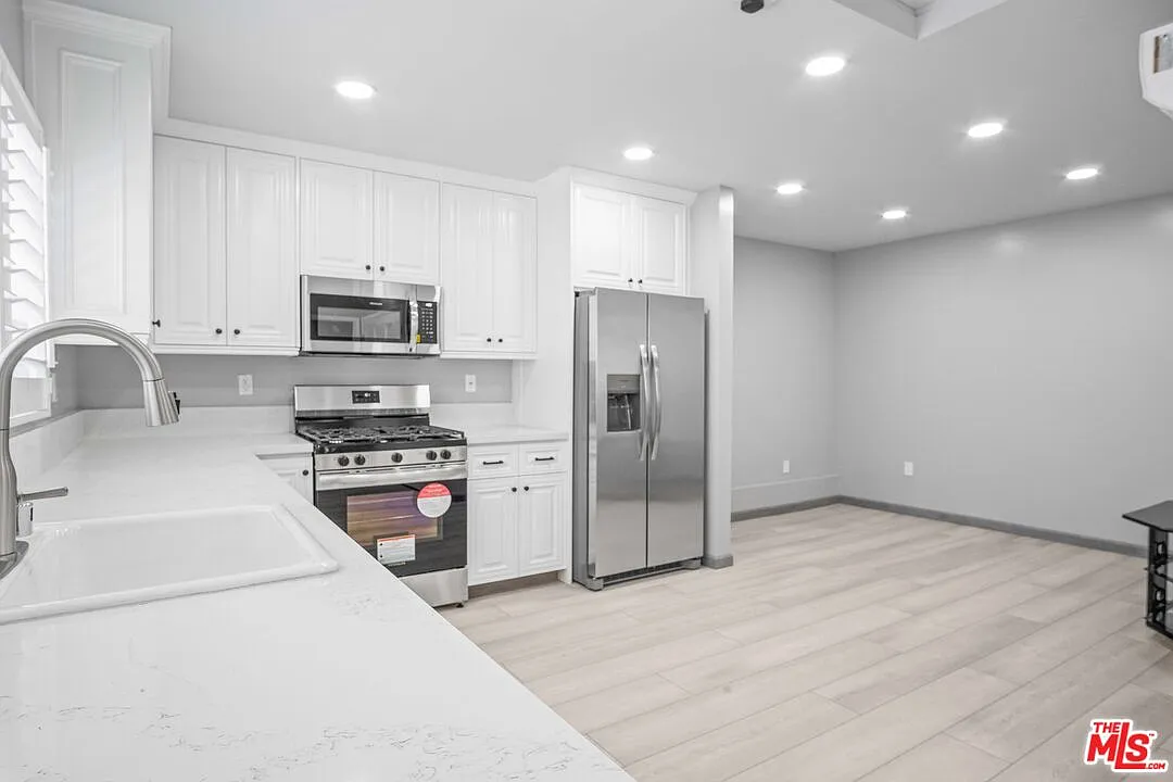 1 bed, 1.0 bath, 649 sqft, $3,000 — Photo 2