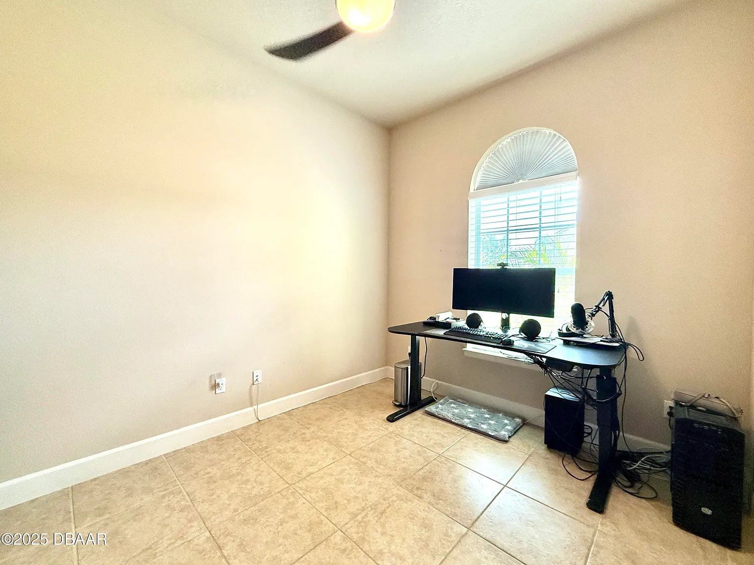 3 bed, 2.0 bath, 2003 sqft, $3,000 — Photo 4
