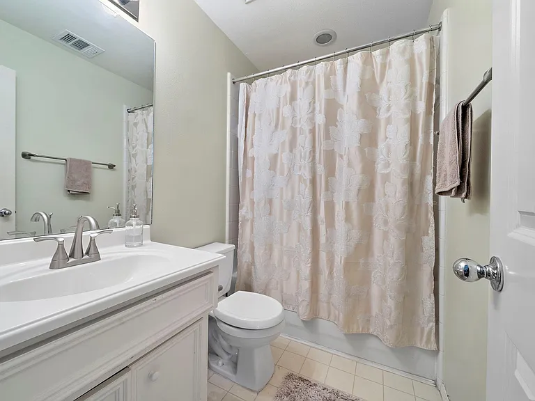 2915 Chenevert St — Photo 11
