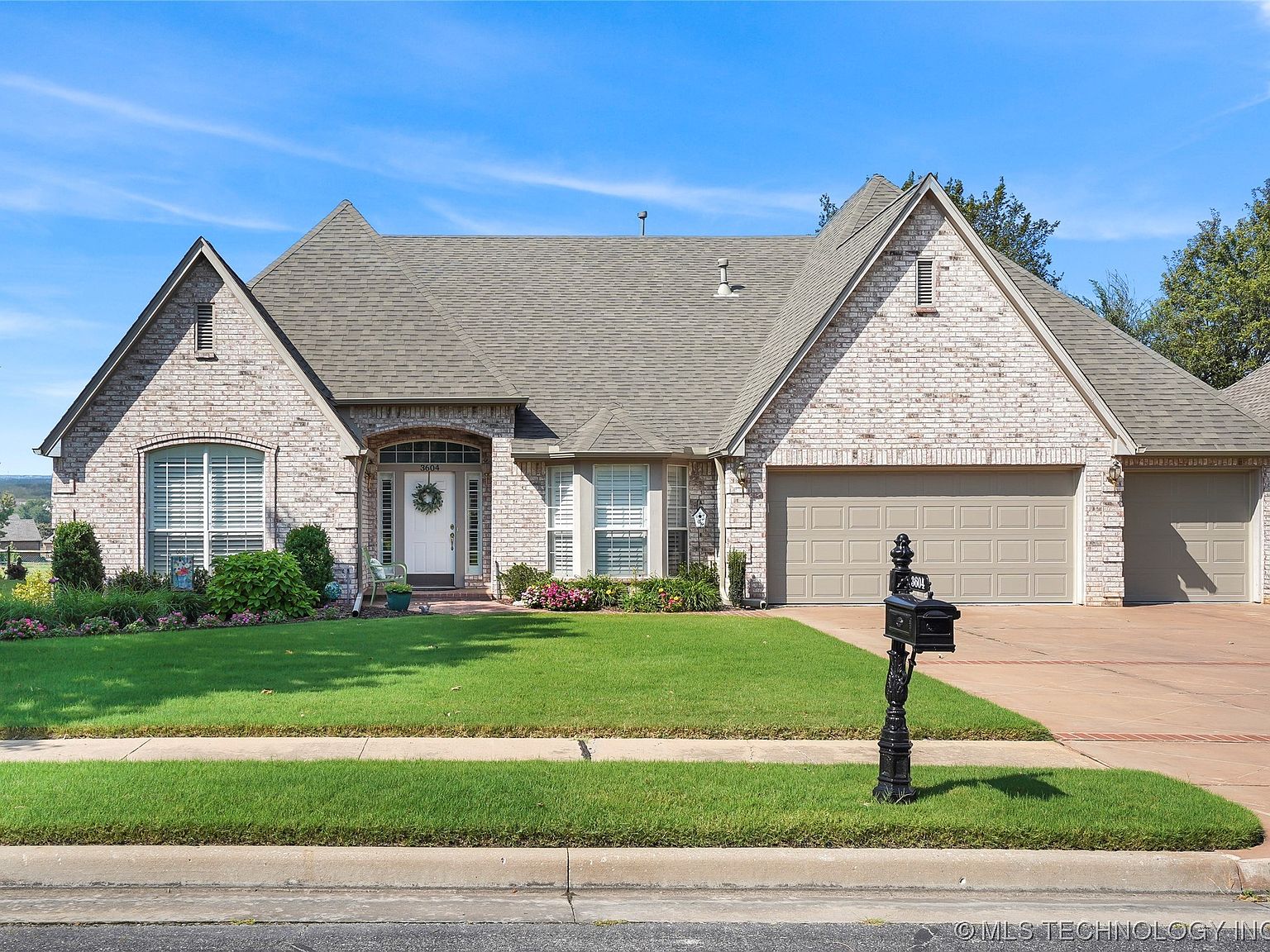 3604 N Narcissus Ave