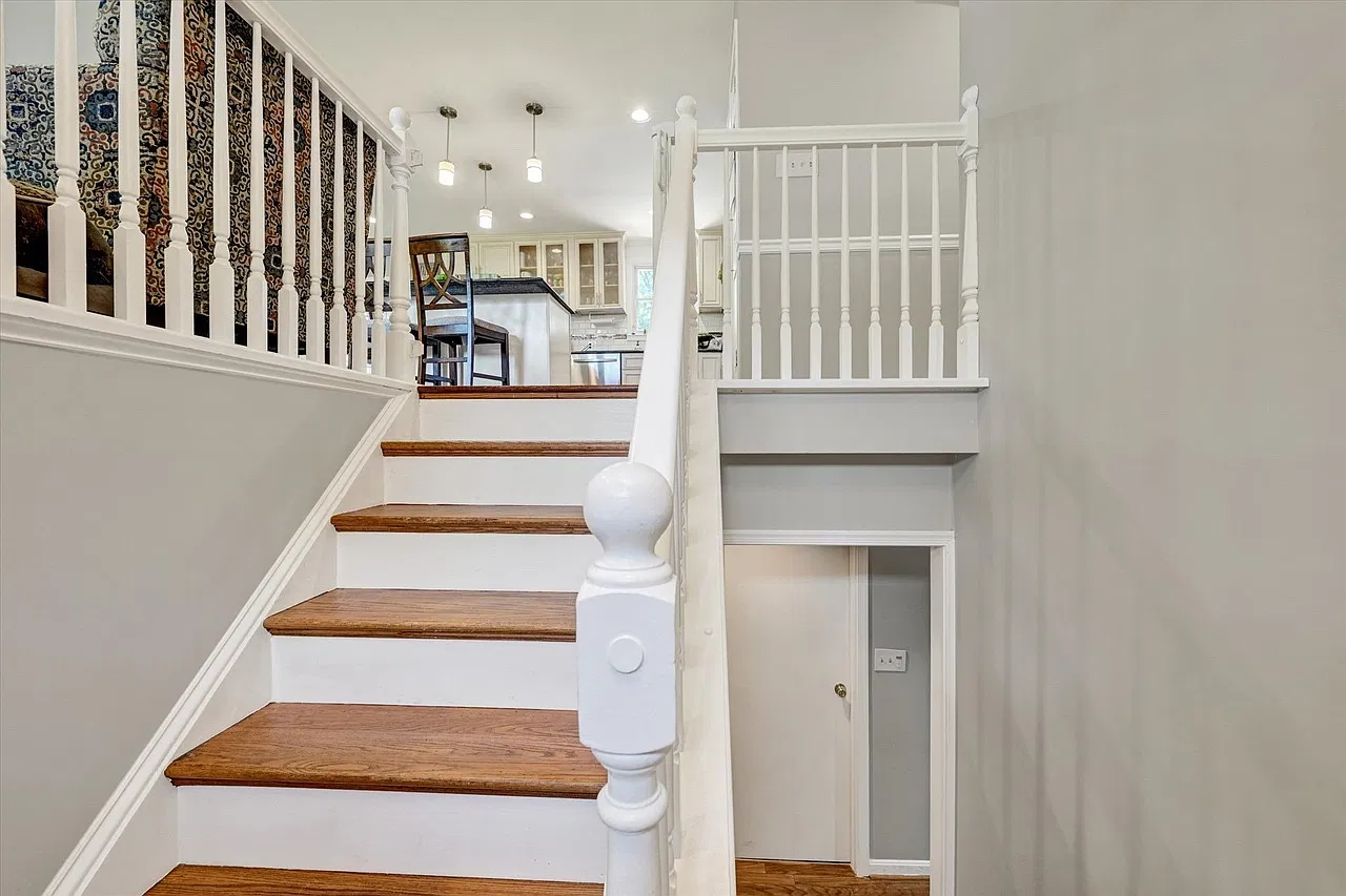 5 bed, 2500 sqft, $3,600 — Photo 4
