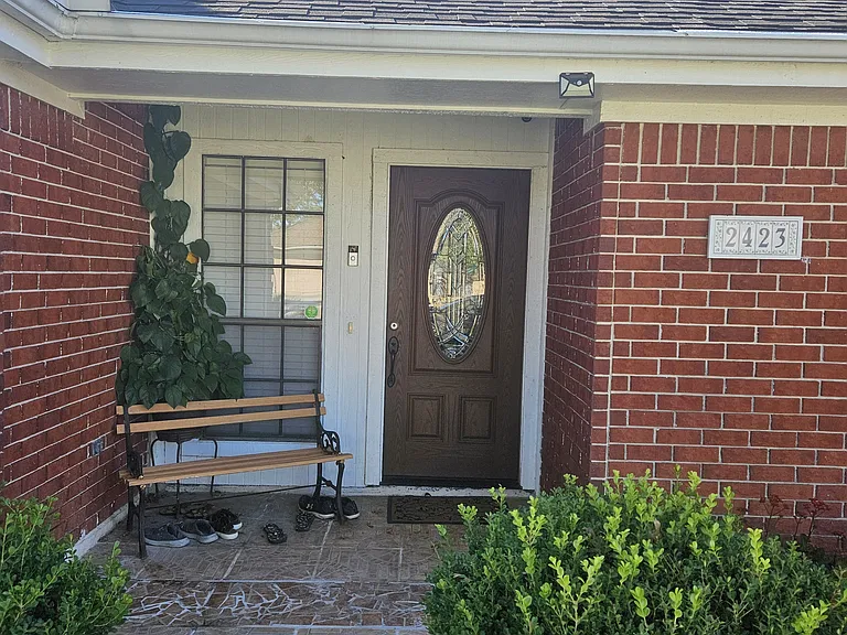 2423 Manorwood St — Photo 2