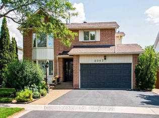 2067 Hunters Wood Dr, Burlington, ON L7M 2T1
