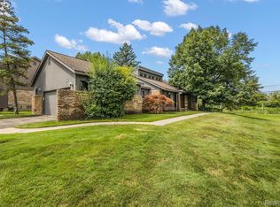 5525 Woodland Ct, West Bloomfield, MI 48322