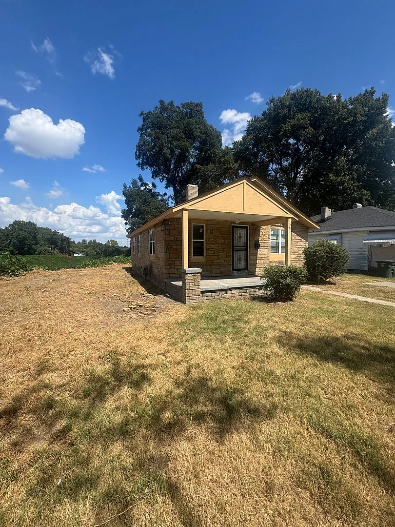 Welcome to 156 S. Parkway E.! — Photo 2