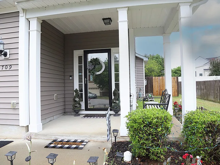 709 Lone Pine Loop — Photo 2