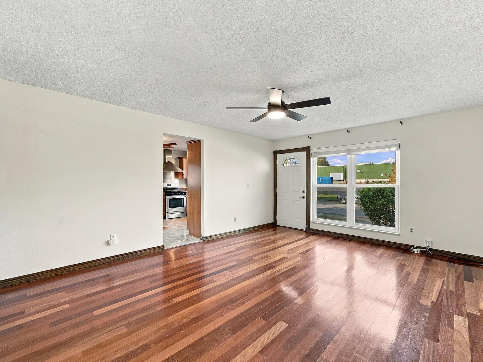 3 bed, 1.5 bath, 1173 sqft, $2,000 — Photo 4