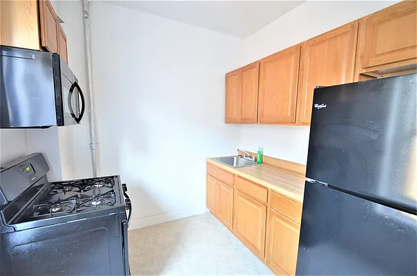 Rented by CITY SKYLINE REALTY INC | media 12