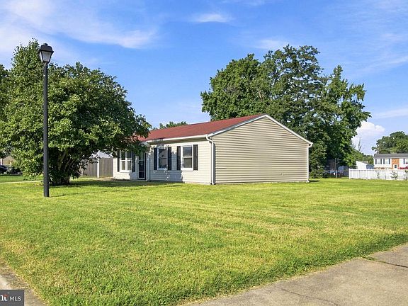 3rd image of 2516 Maple Rd