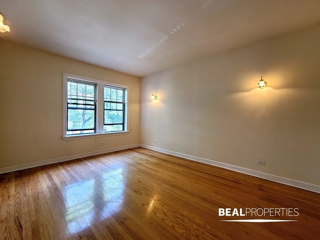 Building Photo - 1103 W Wellington Ave #1