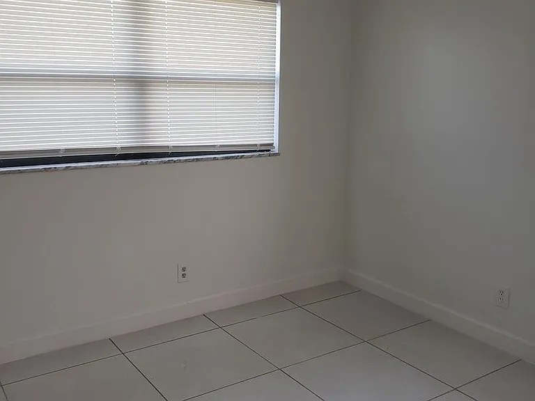 940 Lockhart St — Photo 15