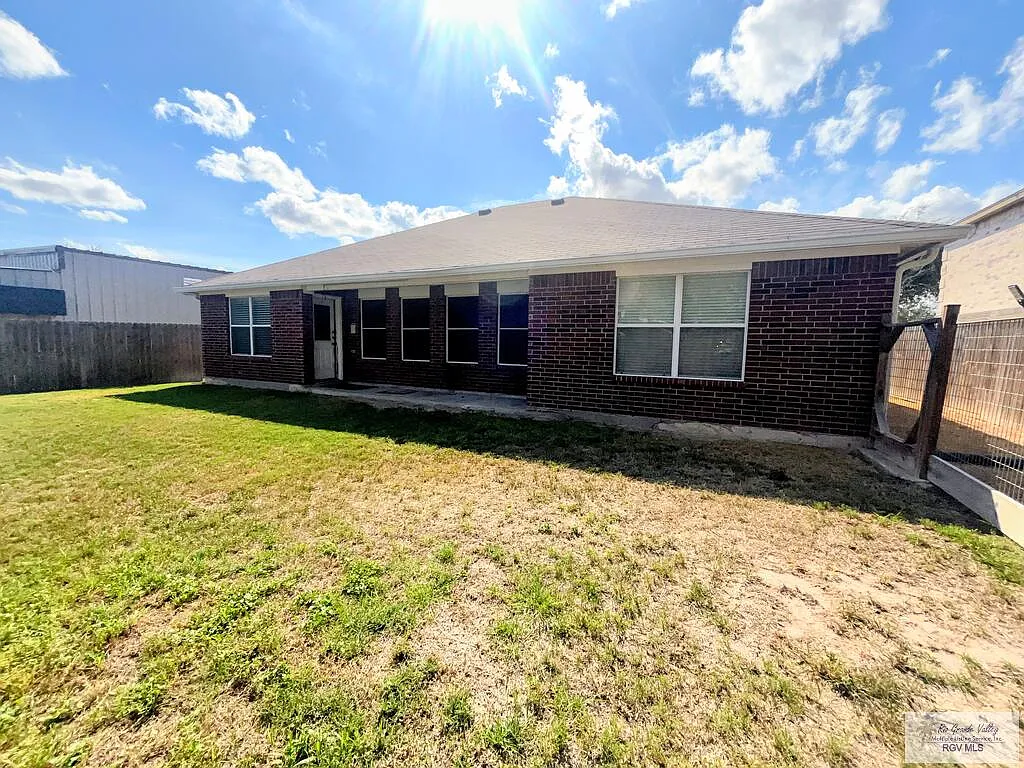 3 bed, 2.0 bath, 2134 sqft, $2,600 — Photo 3