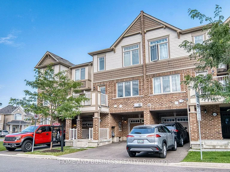 1135 Duignan Cres — Photo 1