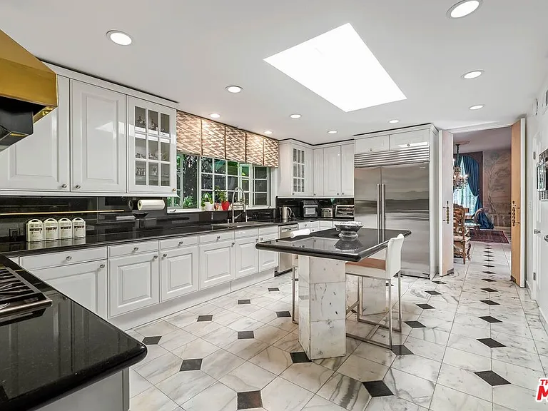 717 N Rodeo Dr — Photo 10