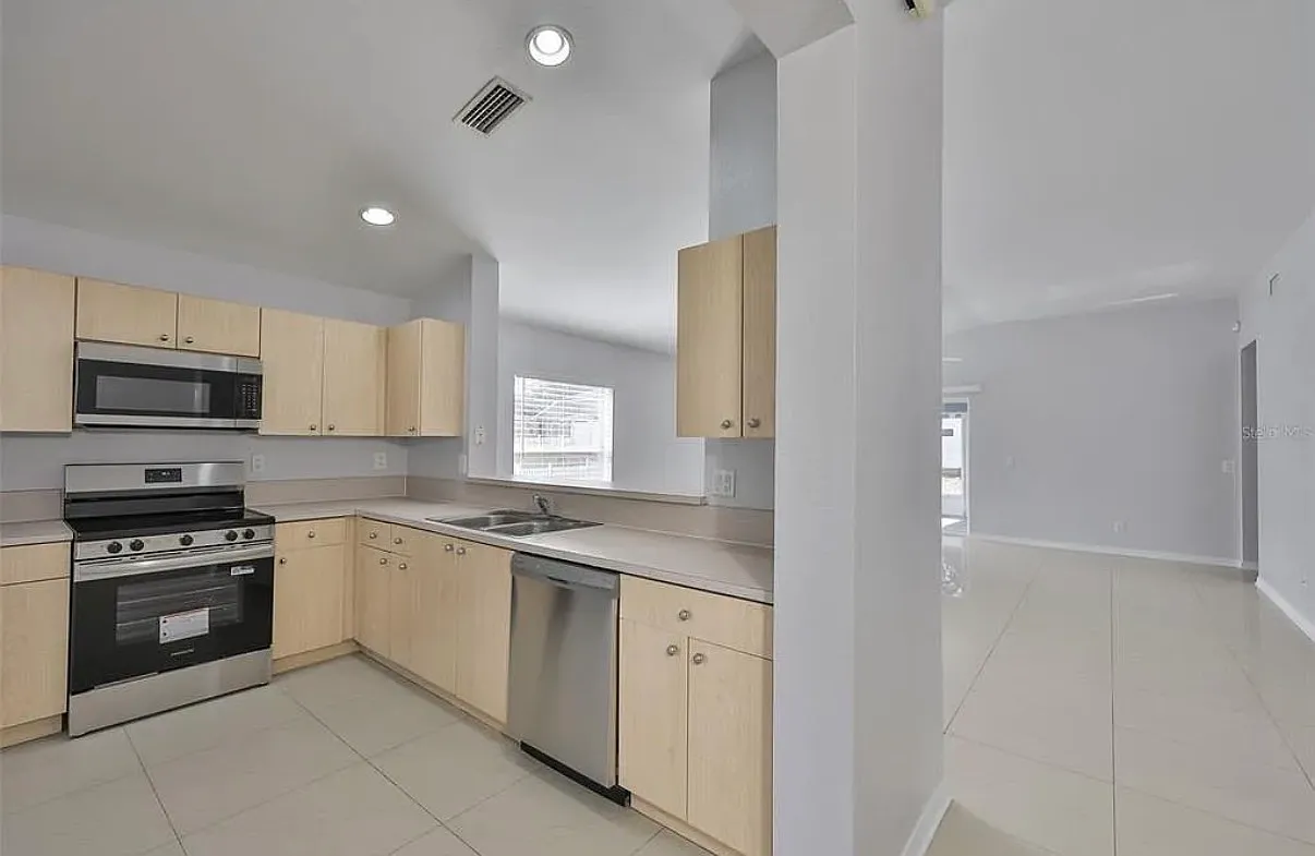 4 bed, 1728 sqft, $2,250 — Photo 3
