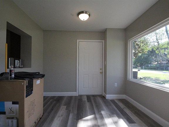 3rd image of 524 Pelham Rd