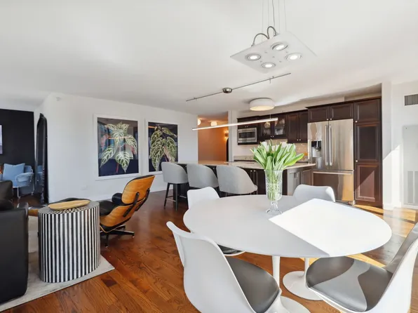 2 E Erie St, Chicago, IL
