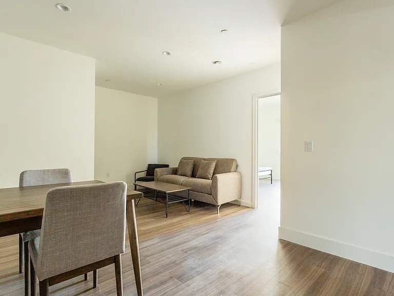 1450 S Barrington Ave — Photo 55