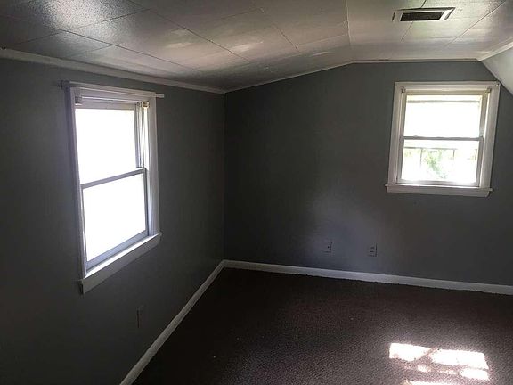 3rd image of 903 11th Ave W