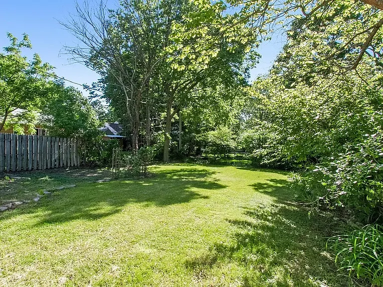 330 N Franklin Ave — Photo 2