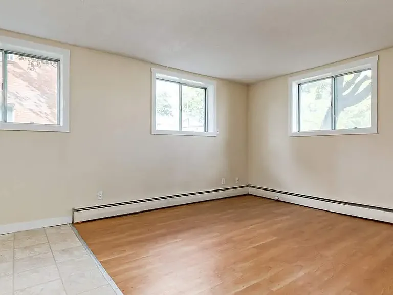 510 Robert St E — Photo 16