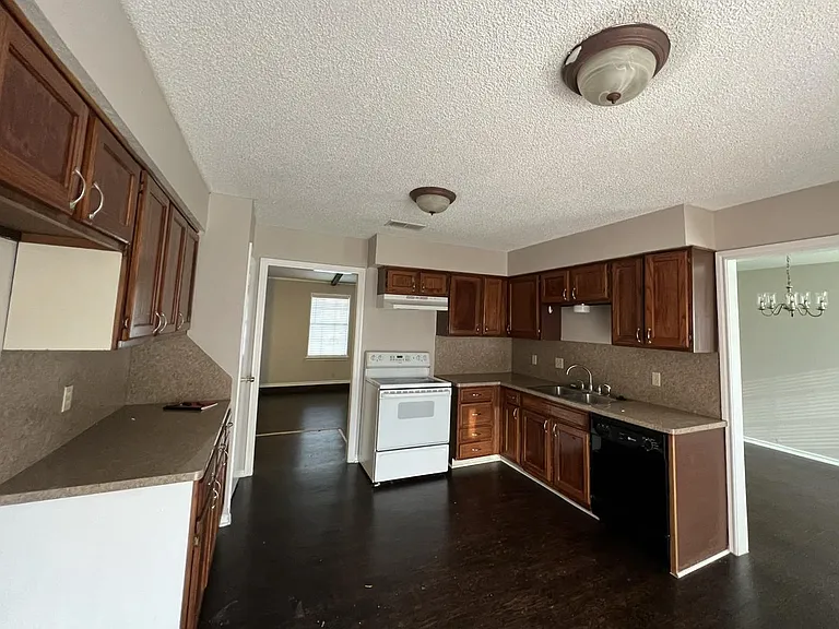 444 Lindenwood Ln W — Photo 4