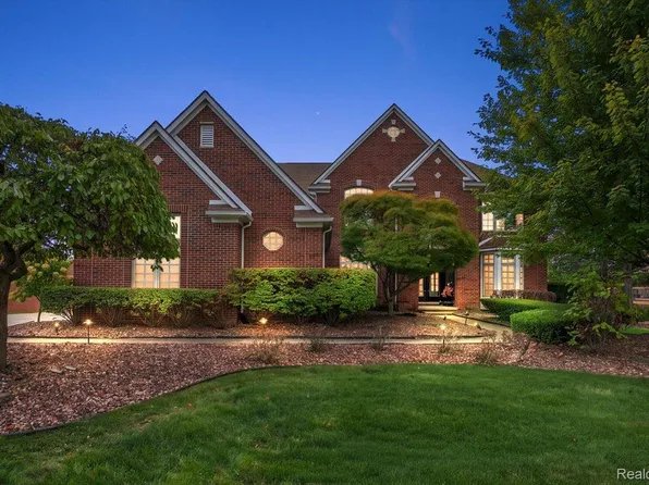 24060 Broadmoor Park Ln, Novi, MI 48374