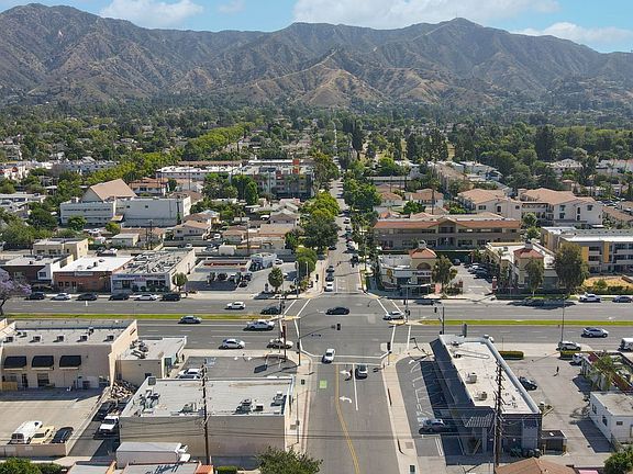 3rd image of W Glenoaks Blvd