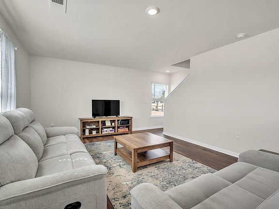4th image of 324 Valencia Cir