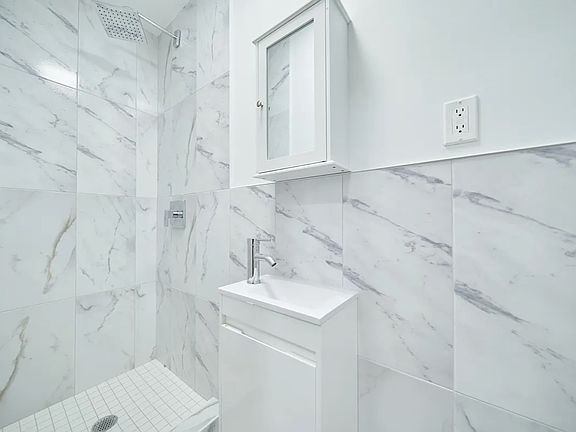 4th image of 153 Norfolk St APT 5F