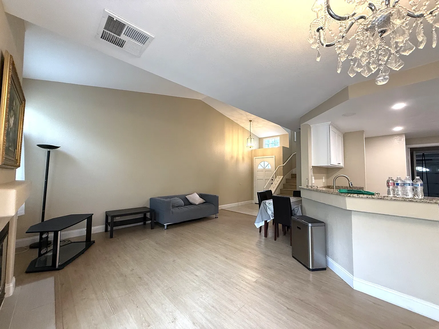 3 bed, 2.5 bath, 1438 sqft, $4,150 — Photo 3