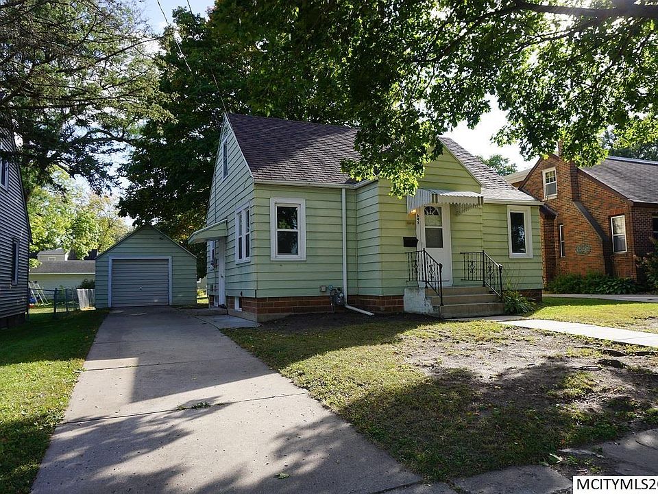 1st image of 643 10th St NE