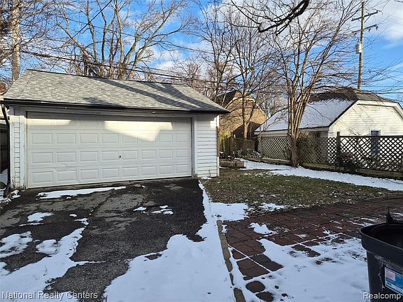3rd image of 6 Utica Rd