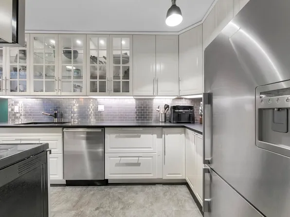 9101 Horne St #326, Burnaby, BC V3N 4M3